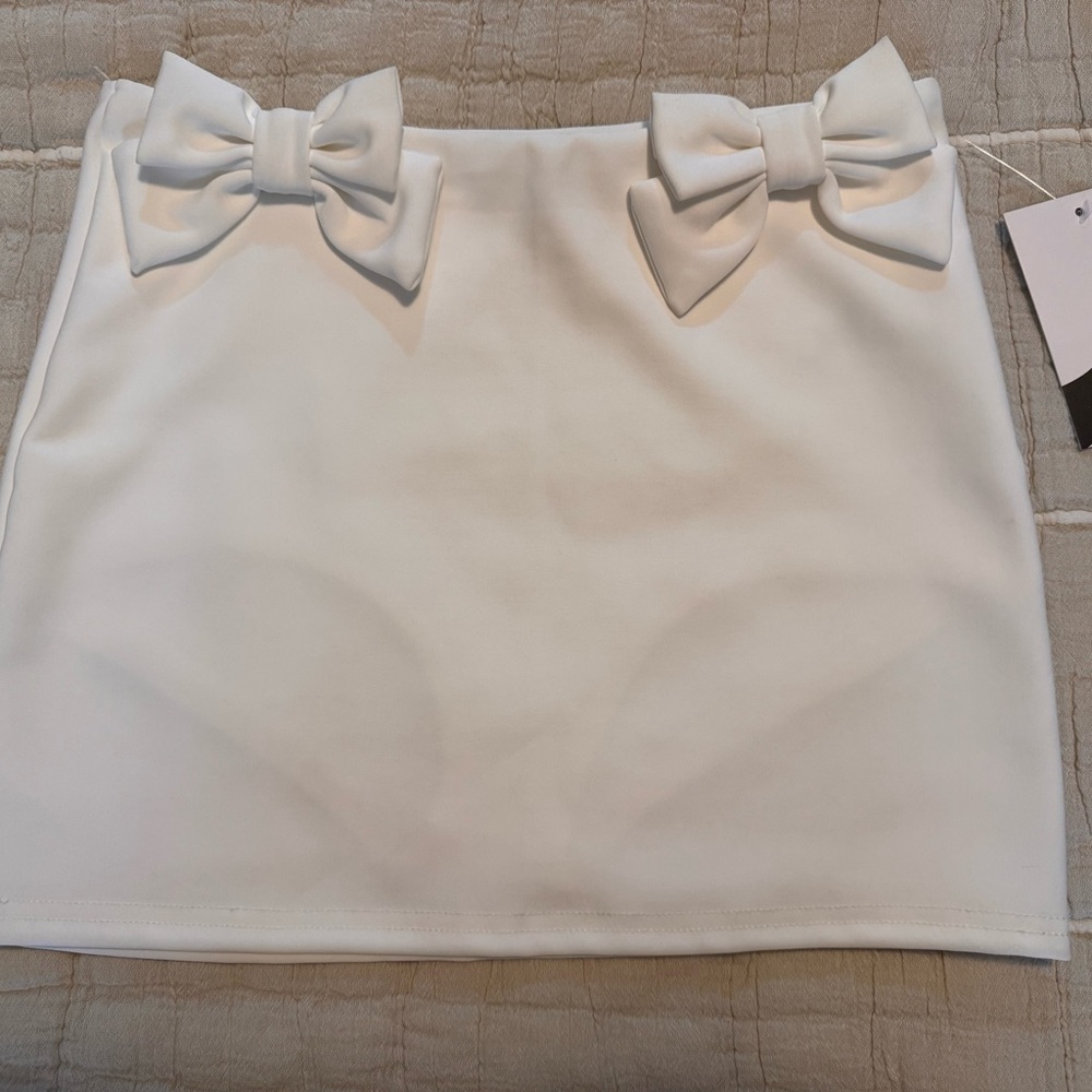 Elegant White Mini Skirt with Double Bow Waist Detail